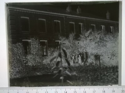 EE075 Glasplatte Negativ 1920 -12x9 cm - Pfarrhaus oder Schule, großes Gebäude