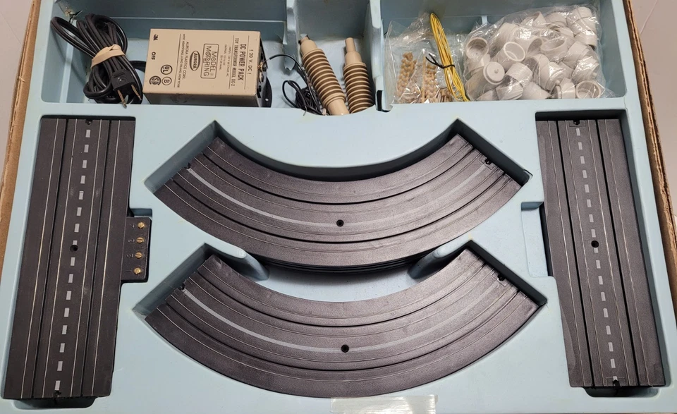 VINTAGE 1966 AURORA MODEL MOTORING GOLDEN GATE HO ROADRACE SLOT CAR SET - Image 3 of 4