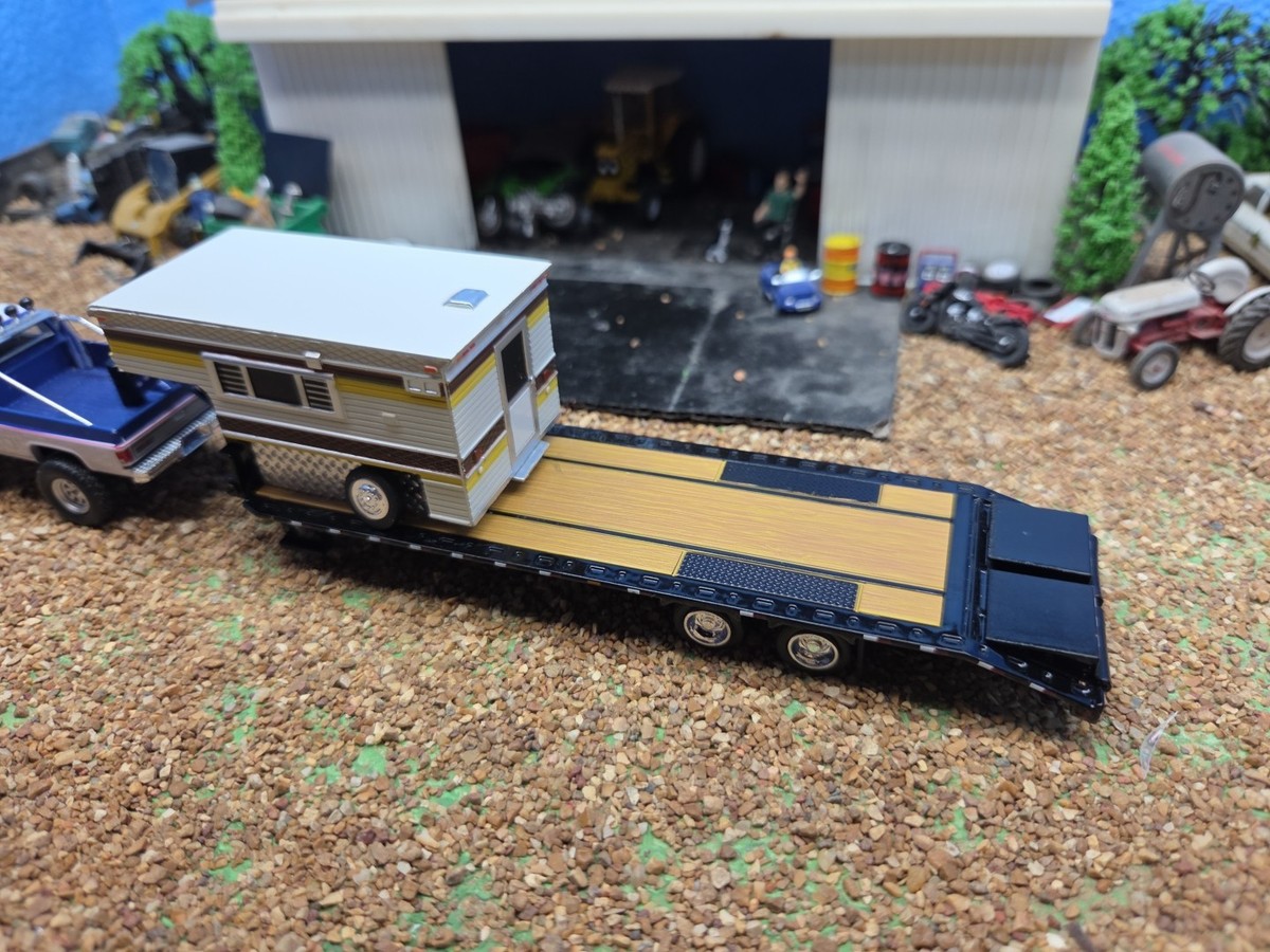 Custom Red Neck toy hauler 1:64 GreenLight camper gooseneck