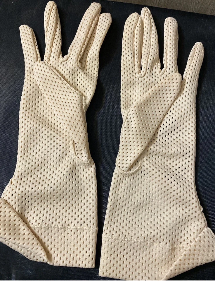 Luvas femininas de náilon elásticas macias creme vintage 1950 fabricadas nos EUA Kayser tamanho 7 1/2 - Imagem 4 de 4