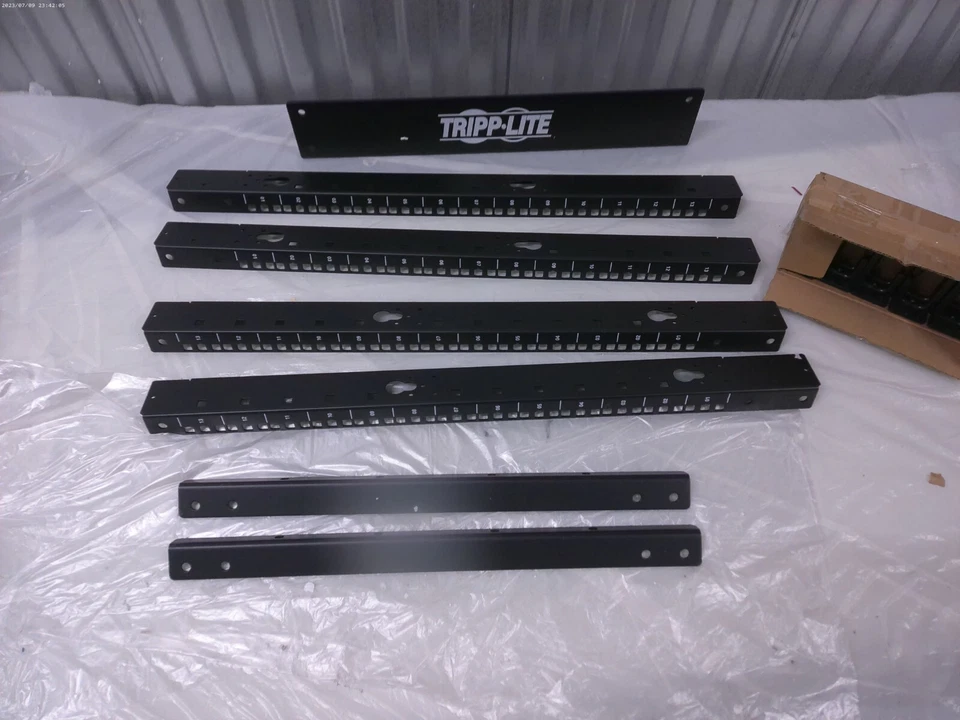 Tripp Lite SmartRack 4Post Adjustable Depth 13U 19"  Frame Rack - Missing parts - Image 4 of 4