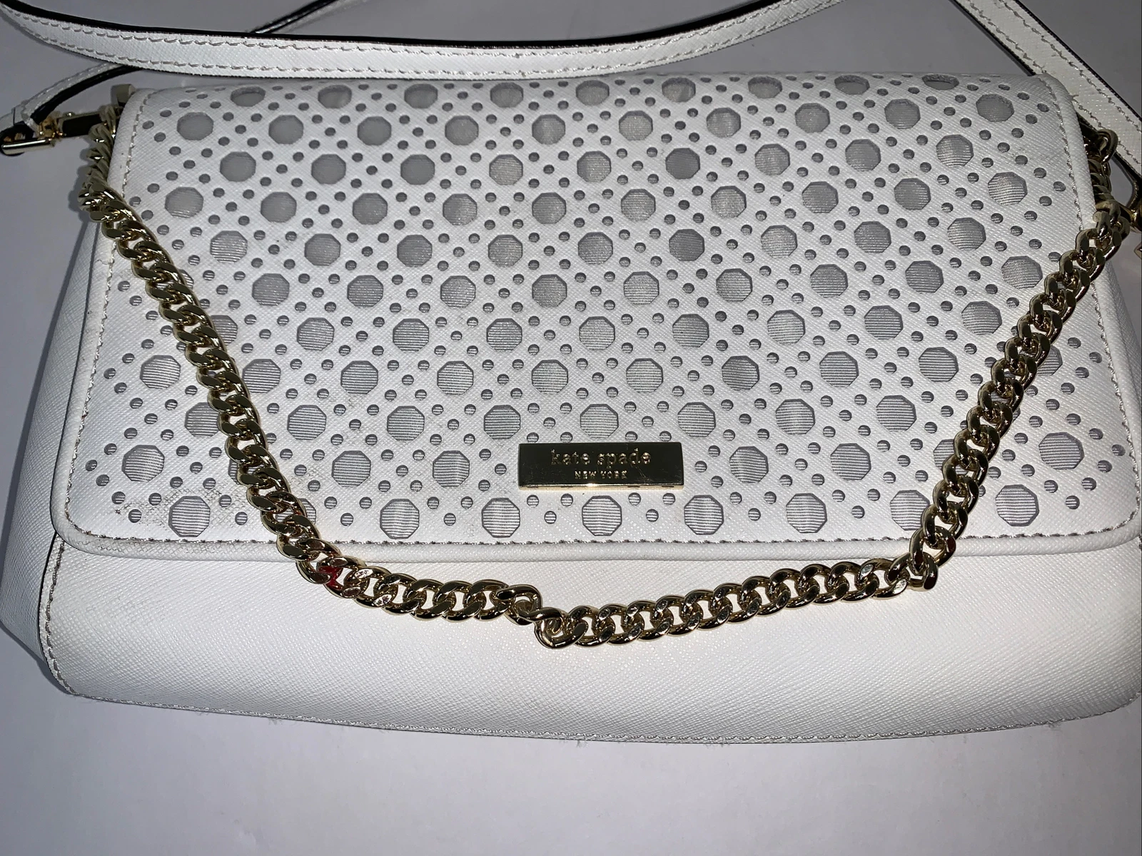 Autentica borsa a tracolla Kate Spade da donna in pelle bianca taglio laser con certificato di autenticità