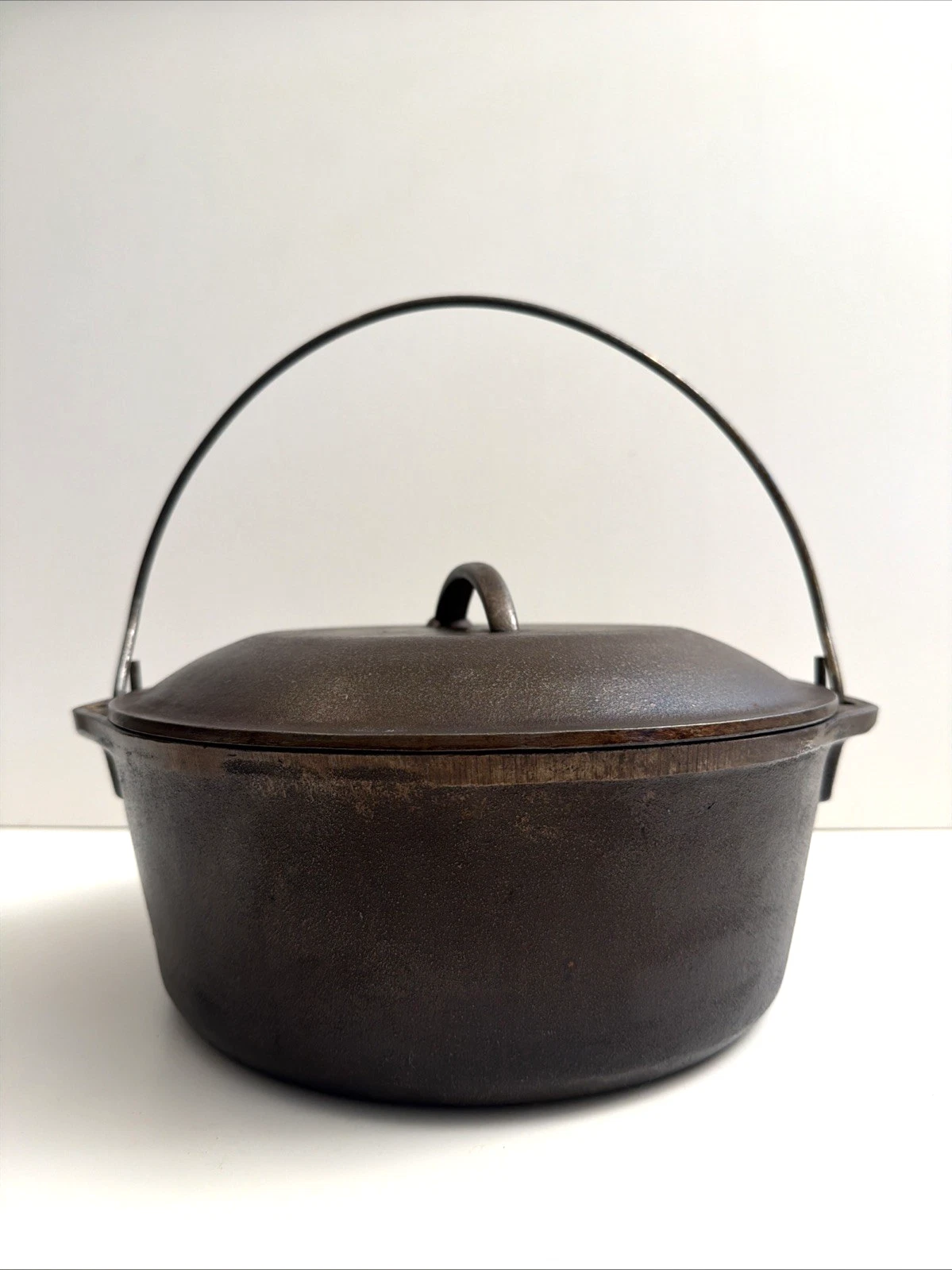 Vintage Lodge #8 Cast Iron Dutch Oven Pot w/ Bale Handle 5 qt made in USA Clean!