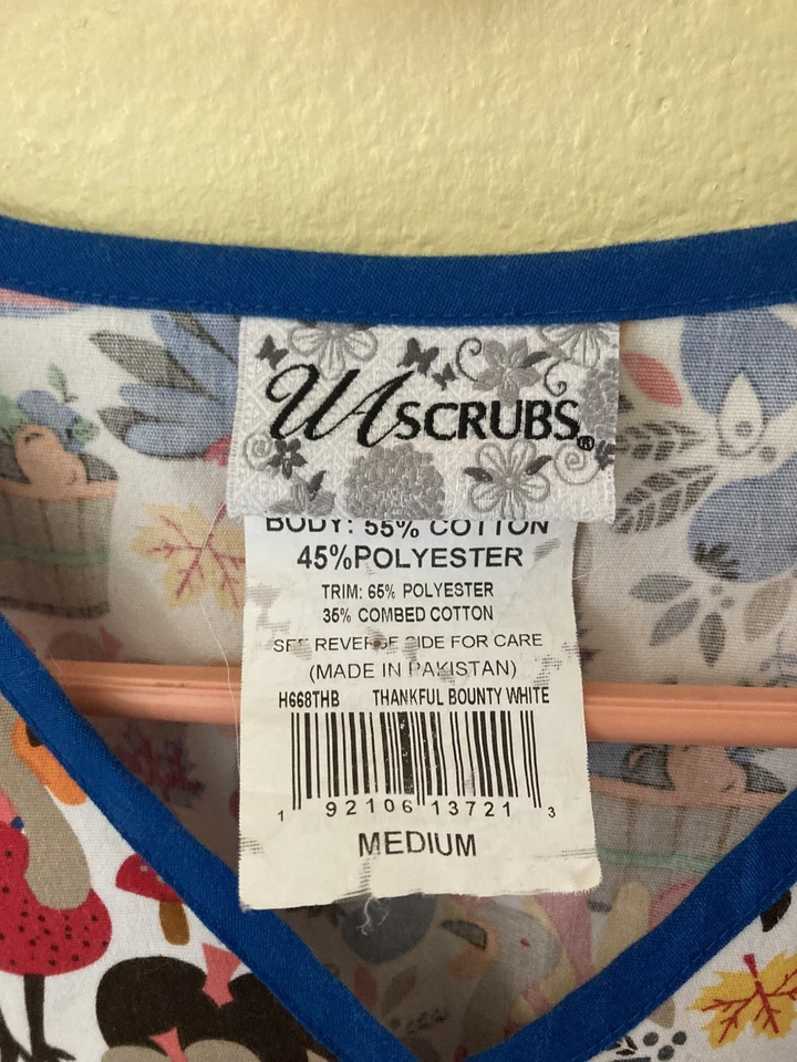 Blusa Médica Estampada Happy Thanksgiving Para Mujer Mediana de UA Usada en Excelente Condición Foto 3 de 3
