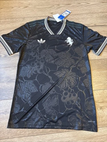 Official Juventus Football Shirt 2025-26 Size Small