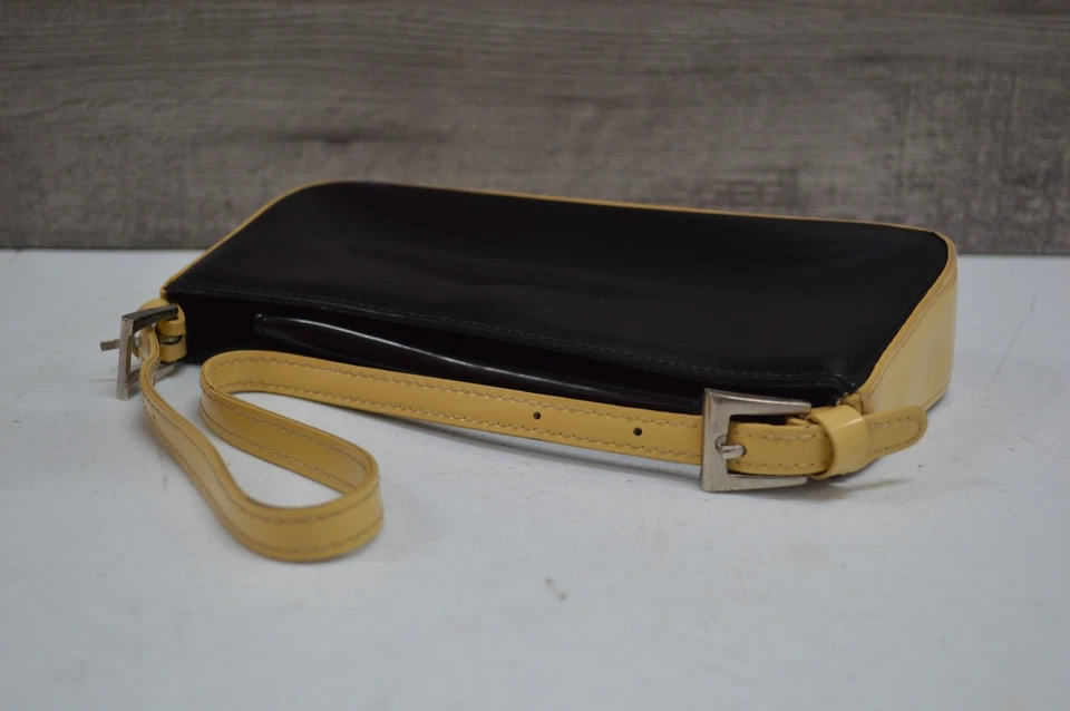 Bolso de hombro vintage de charol negro con ribete amarillo pequeña baguette Foto 2 de 4