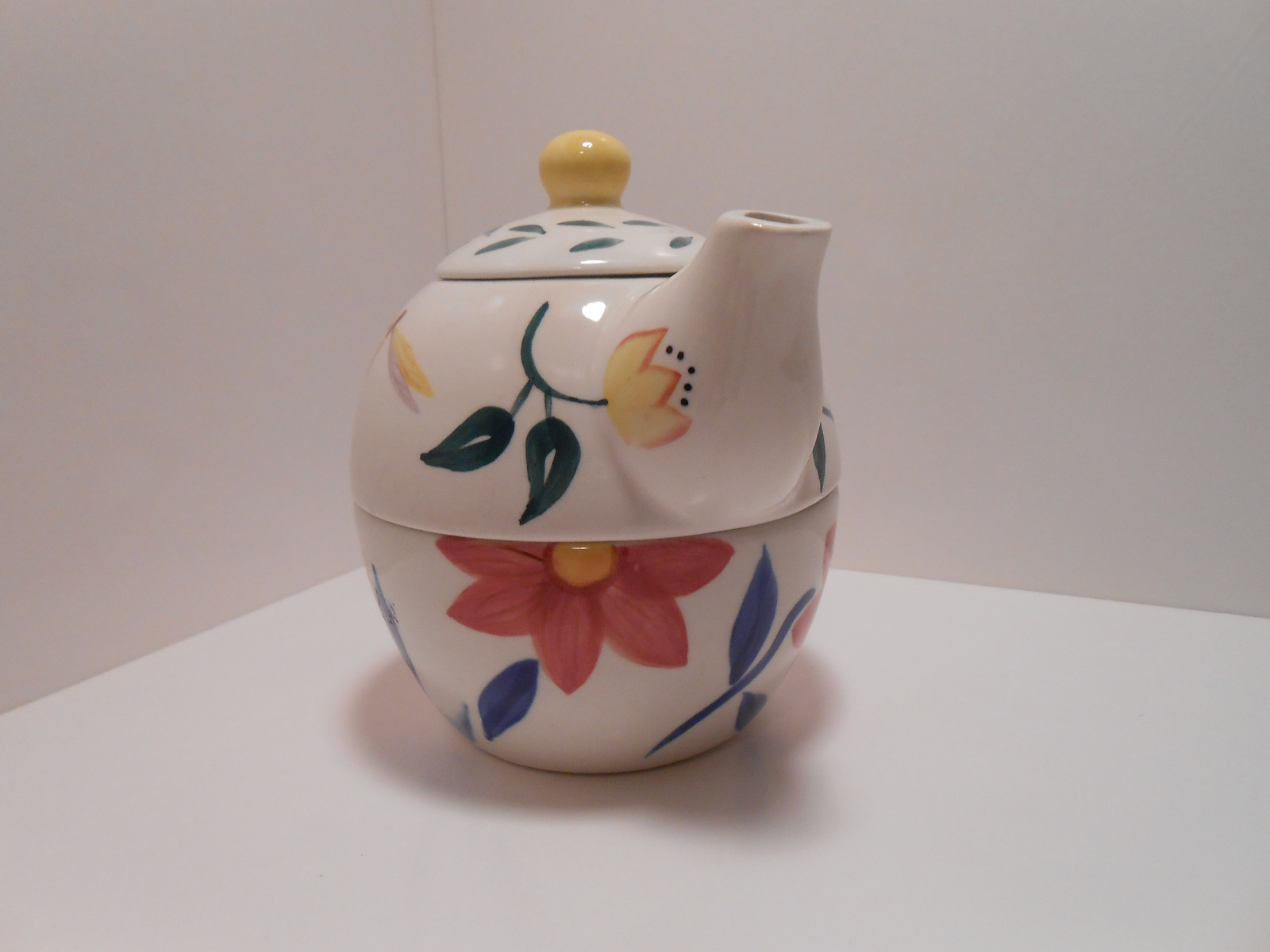 Barnes & Noble Flower Teapot w/Mug with Lid 5"X4.5"  - EC
