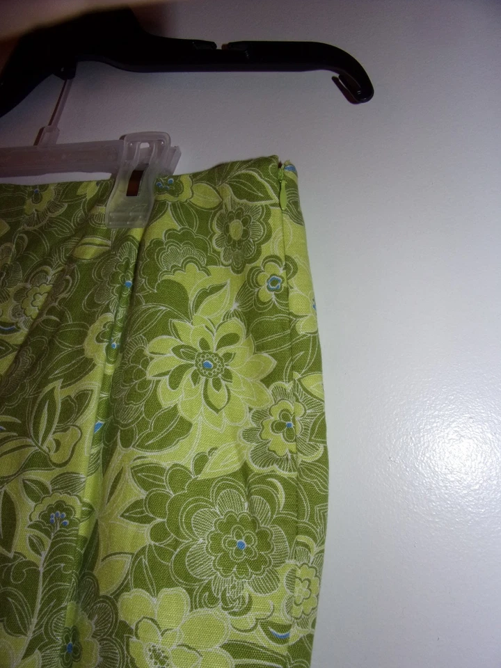 Studio By Liz Claiborne Women's Size 4 Floral Capri Pants With Side Zipper. - Image 4 of 4