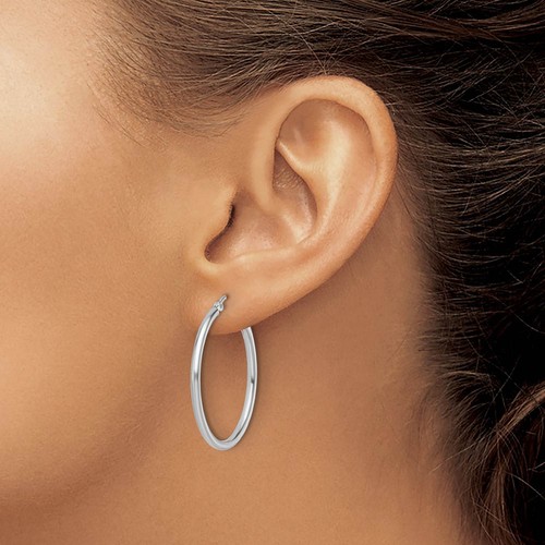 2mm Round Hoop Earrings in 10k White Gold, 31mm (1 1/4 Inch) - 第 4/7 張圖片