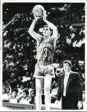 1988 Press Photo Rex Chapman of the Charlotte Hornets Jumps to Shoot Basket