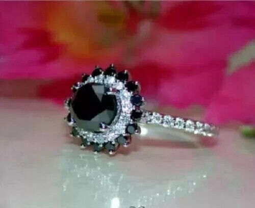 Anillo con halo de diamantes blanco y negro de corte redondo de 2 quilates creado en laboratorio acabado en oro blanco de 14 quilates - Imagen 4 de 4