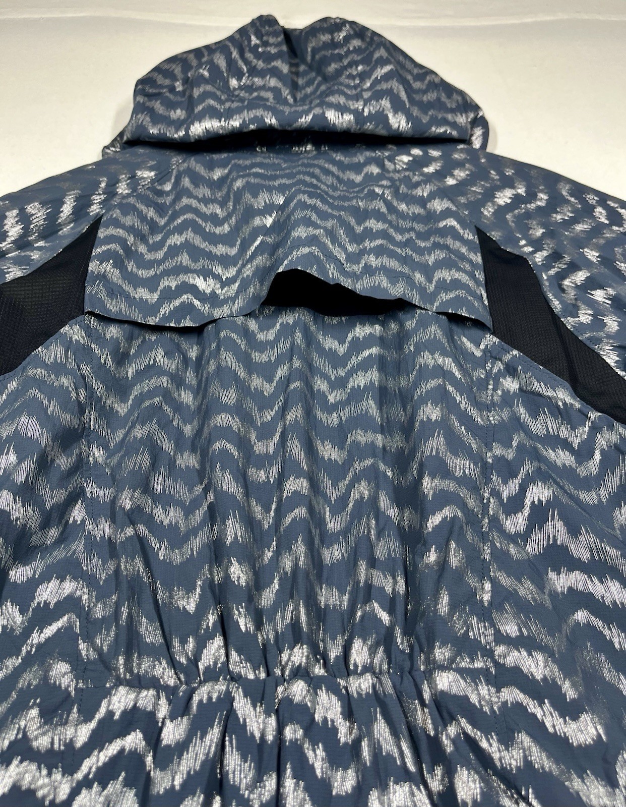 Speedo Lightweight Packable Reflective Hooded Jac… - image 11