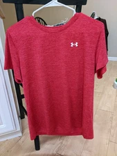 red ladies Under Armor tee shirt top athleisure L nqot