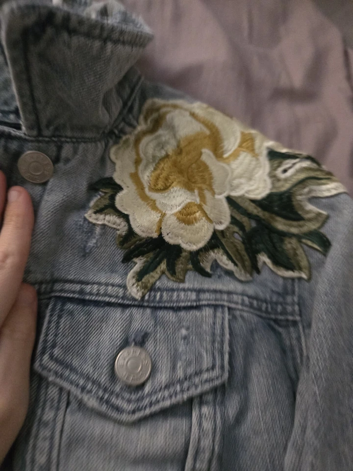 Chaqueta vaquera informal de manga larga con parches florales para mujer Foto 2 de 3