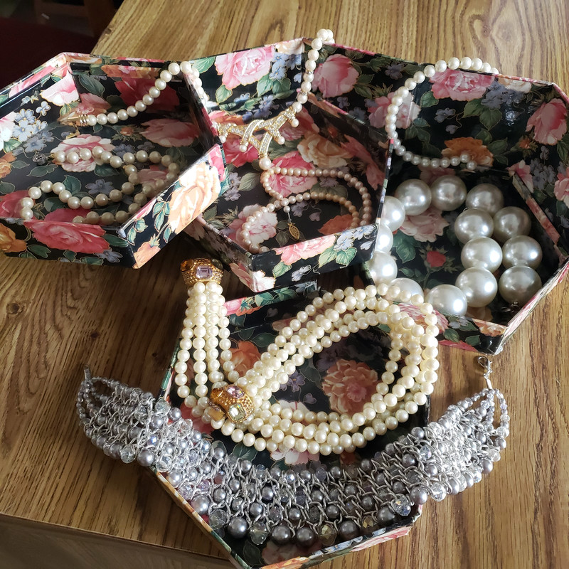Vintage  6 Pieces Of Vintage Pearl Themed Jewelry All Wearable And Clean