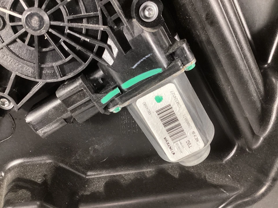 Dodge Charger 2011-2023 regulador de ventana de puerta delantera derecha y placa portadora OEM. Foto 3 de 4