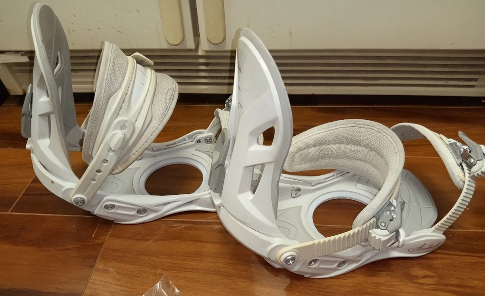 Par de fijaciones blancas de snowboard Avalanche Serenity para mujer pequeñas/medianas sin disco Foto 3 de 4