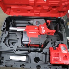 MILWAUKEE 2912-22DE M18 ROTARY HAMMER DUST EXTRACTOR- TOOL , CHARGER, CASE