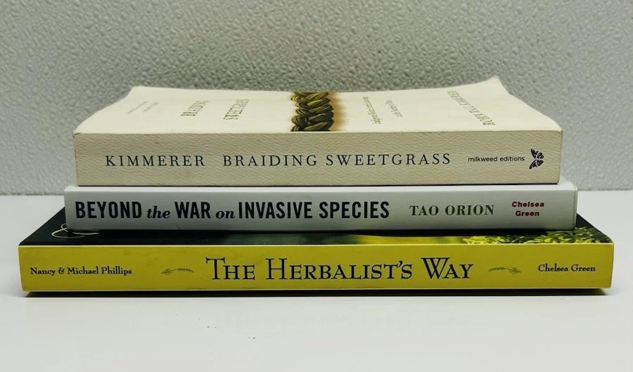 3 Plant Healing Books lot Herbalists Way~Braiding Sweetgrass~Beyond War Species Foto 3 de 4