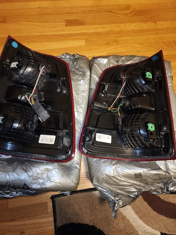 Tail Light Left and Right Mopar 68261577AE fits 19-21 Ram 1500 - Image 4 of 4