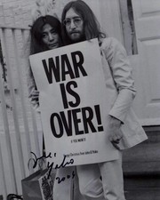 ARTIST Yoko Ono AUTHENTIC autographs, signed photo