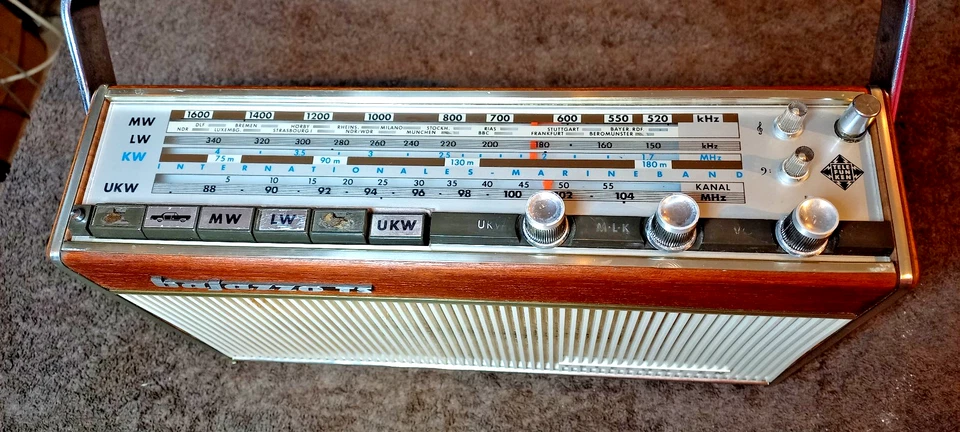 Telefunken Bajazzo TS 101 + Oldtimer-Halterung. opt. gut, techn. kleine Mängel ! - Bild 3 von 4