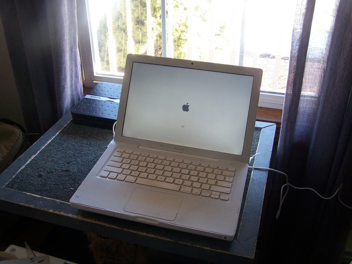 MacBook 5.2 Intel Core 2 Duo 2.13GHZ 2GB RAM 250GB HD SOLD AS IS