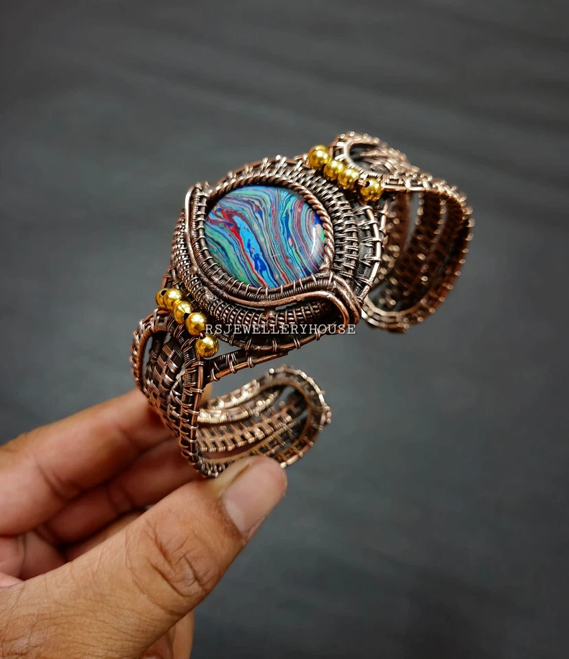 Браслет-манжета из радужной кальсилики с медной проволокой и драгоценными камнями ювелирные изделия ручной работы - Изображение 3 из 4