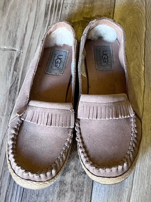 jolis mocassins daim UGG Australia pointure 37 Eu parfait état - Photo 1/4