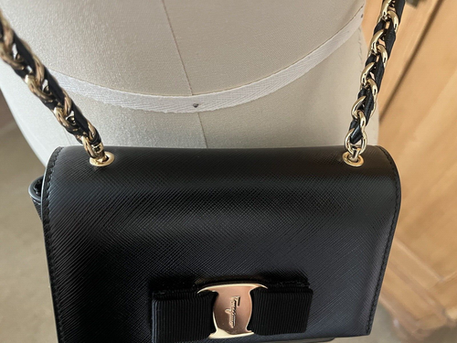 Splendida Borsa a tracolla Salvatore Ferragamo in pelle nera e oro COME NUOVA! - Foto 7 di 21