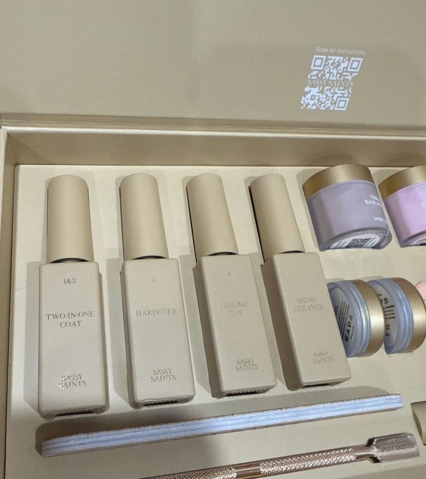 Kit de uñas cromadas SASSY SAINTS con 4 polvos de inmersión Foto 2 de 4