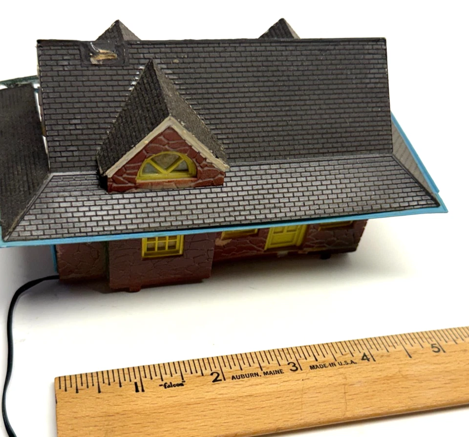 Vintage Built Lighted Tyco Ho Scale Passenger Station Model #942 - Image 2 of 4