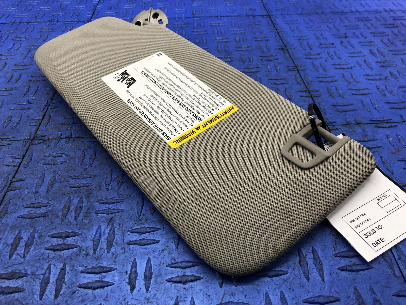 20192023 CADILLAC XT4 FRONT RIGHT SIDE SUN VISOR SHADE GRAY CLOTH OEM