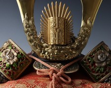 Ancien casque japonais Samouraï Kabuto écusson bouddhiste dragon avec coussin