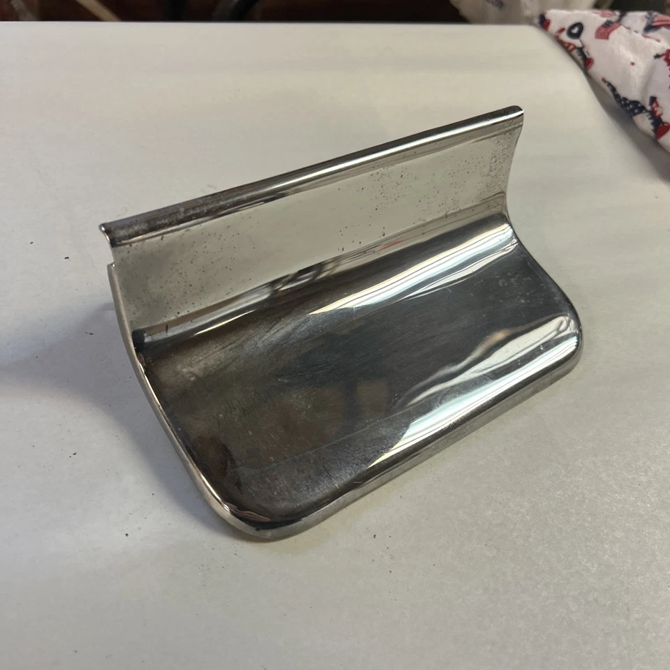 Dodge Phoenix 1960 parachoques trasero puerta de gasolina cromo buenos resortes media bisagra falta Foto 3 de 4