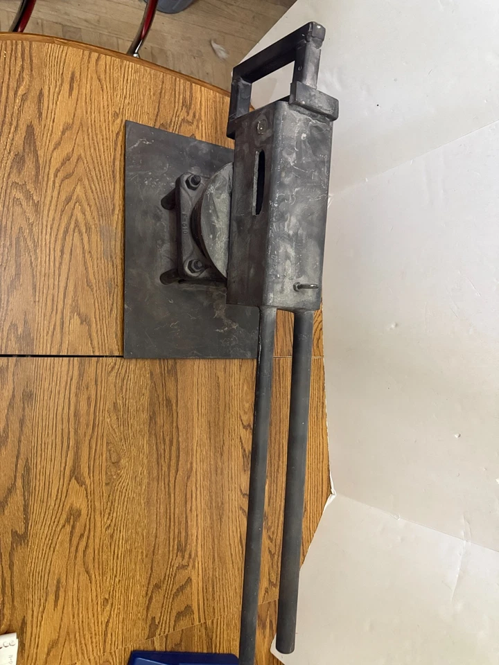 Escultura de arte de metal brutalista de colección de pistola de artillería antiaérea Foto 2 de 4