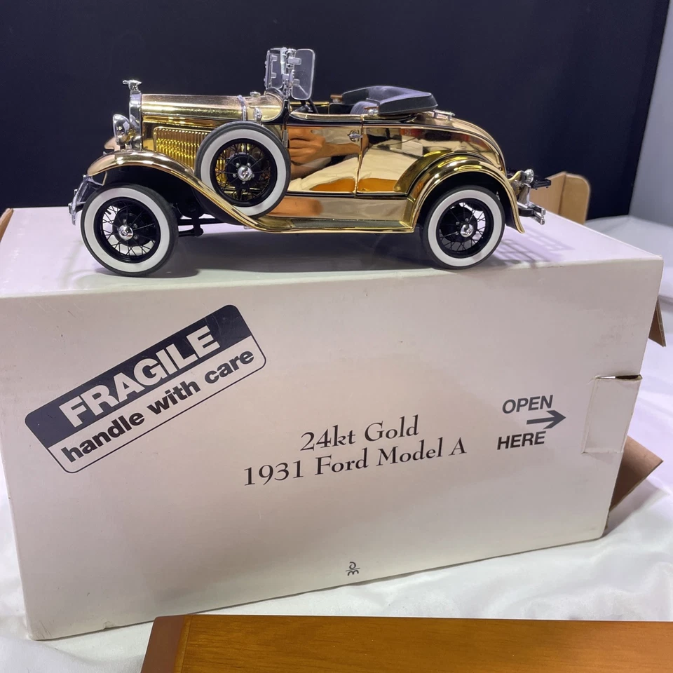 Danbury Mint 24KT Gold 1931 Ford Model A 1:24 Scale w/Box And Base Label - Image 2 of 4
