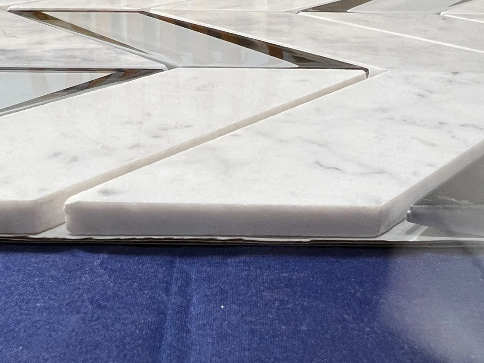 Azulejo de mosaico de vidrio de mármol blanco/plateado Carrara S17 cocina baño pulido Foto 4 de 4