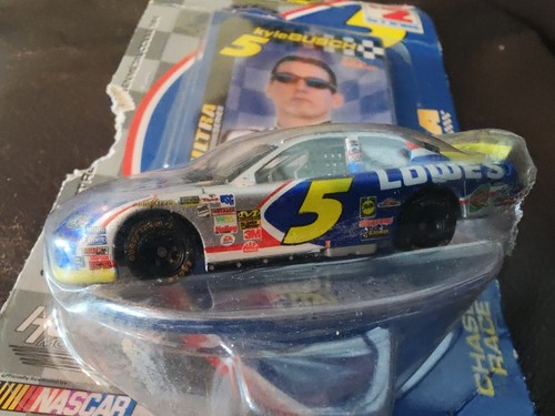 NASCAR 1:64 RACING CHAMPIONS ULTRA Series 2004 KYLE BUSCH LOWES CHEVY NIB - Picture 3 of 4