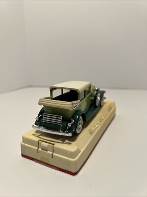 Solido 1931 Cadillac V16 452 A Green 1/43 Diecast Model Car in