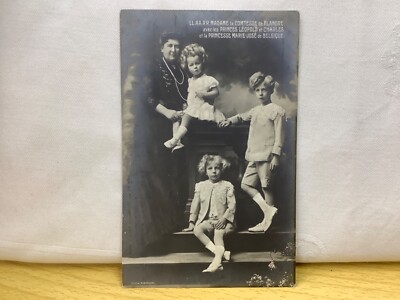 La Comtesse de Flandre avec les Princes Leopold et Charles et Princesse Marie-Jo