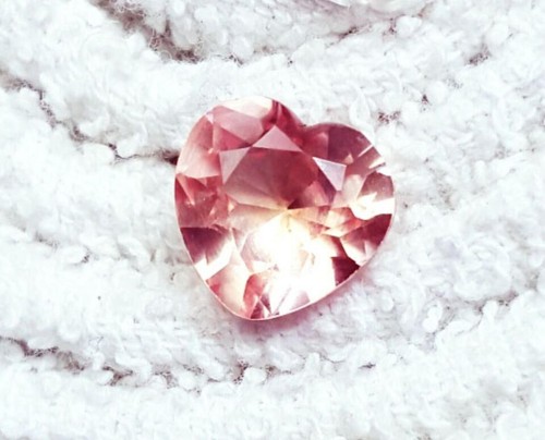 Topaze Rouge Cœur 104 Carats – AAA+ Lab-created, Taille Facette, Pierre Précieuse