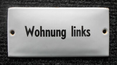 Wohnung links altes Emailschild um 1930