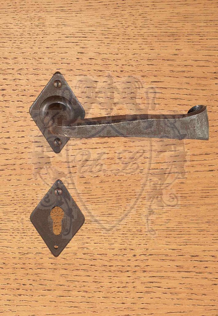 Maniglia Forgiata FM376.N Quadro 8mm con Molla e Foro Yale Ferro Battuto