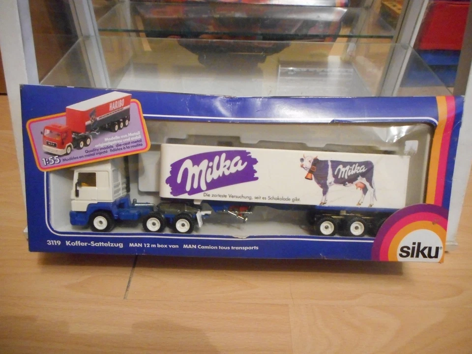 Siku Renault V8 Turbo + Anhänger "Milka" in Weiß/Lila im Karton (3119)