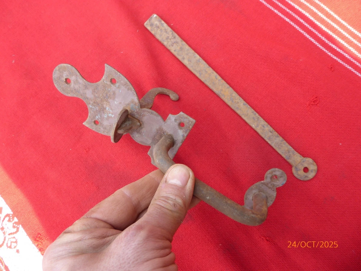 Ancien Loquet à Poucier De Porte Avec Sa Barre - Verrou Et Ferrure Ancienne