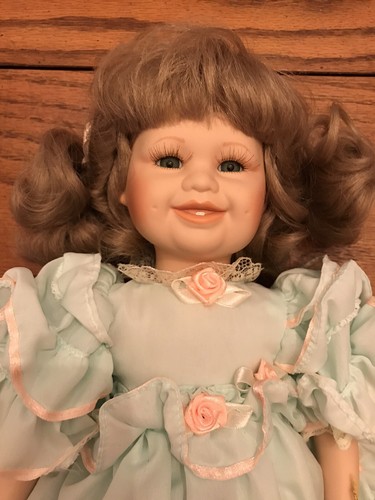 Muñeca Brinns porcelana 14" pelo castaño y ojos azules 1994 - Imagen 7 de 9