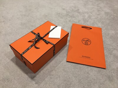 100 % authentische Hermes Geschenkbox. 31*21*12CM. Mit Papiertüte + Band + Umschlag + Taschentuch
