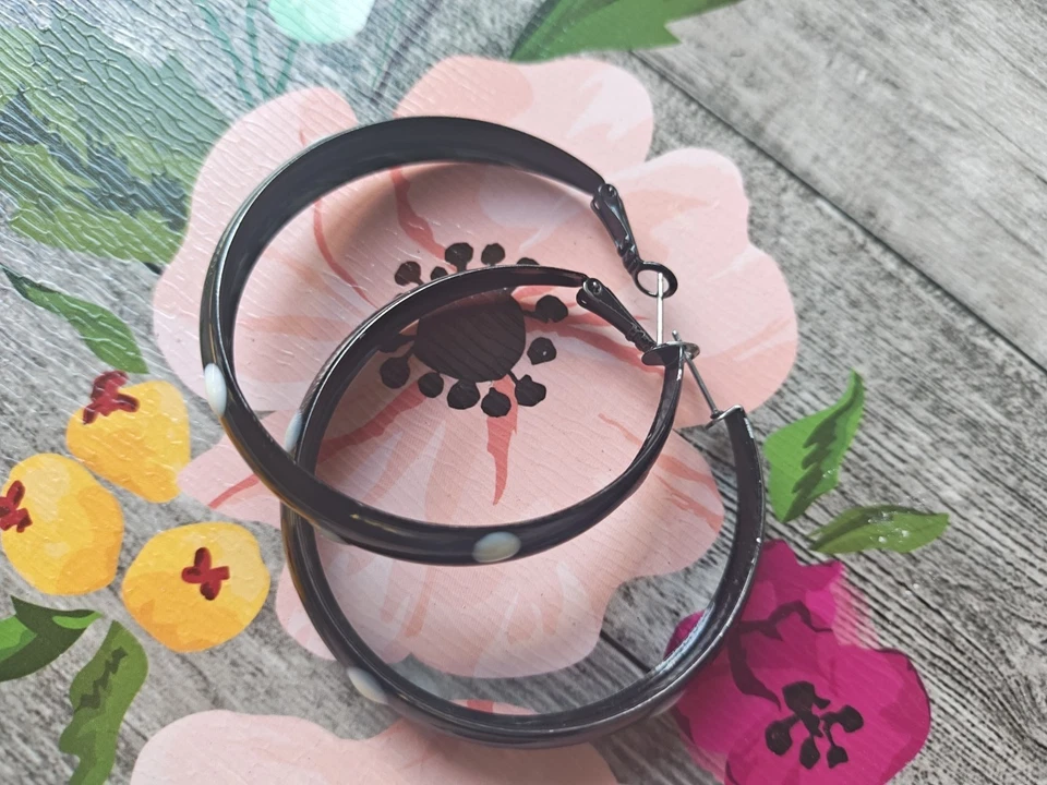 Brincos de argola de bolinhas preto e branco da moda - Imagem 2 de 4