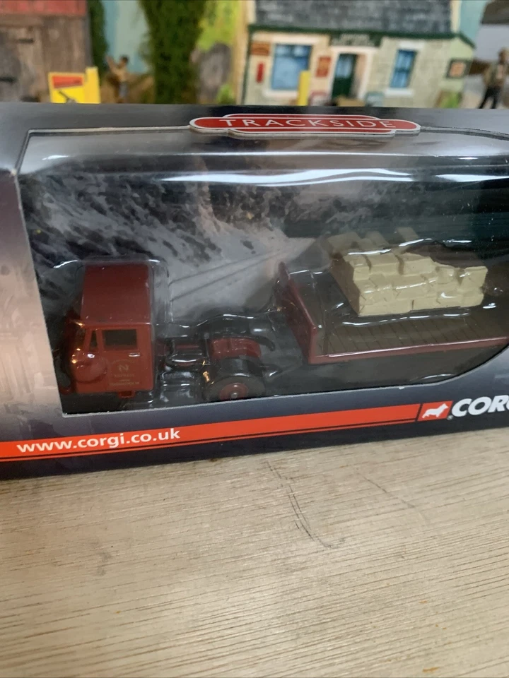 Corgi 1:76 Scale 00 Gauge DG199011 Scammell Mechanical Horse Flatbed & Load TNT - Image 3 of 4